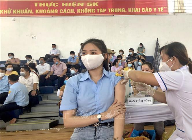 Nhân viên trật tư đô thị thành phố Quy Nhơn tiêm mũi thứ nhất vaccine phòng COVID-19. Ảnh: Nguyên Linh-TTXVN