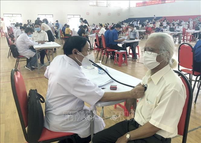 Khám sàng lọc trước khi tiêm vaccine phòng COVID-19 cho cụ ông ở thành phố Quy Nhơn. Ảnh: Nguyên Linh-TTXVN 