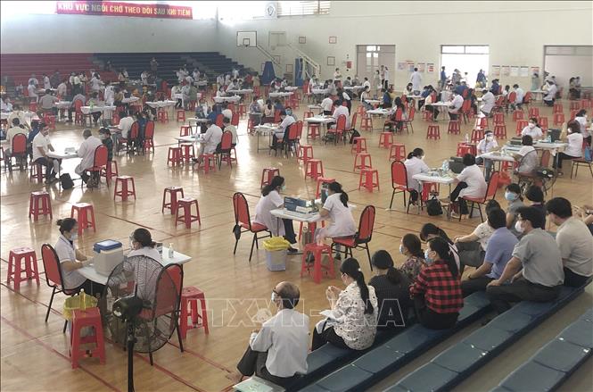 Thành phố Quy Nhơn triển khai tiêm vaccine phòng COVID-19 tại Nhà thi đấu Đại học Quy Nhơn. Ảnh: Nguyên Linh-TTXVN