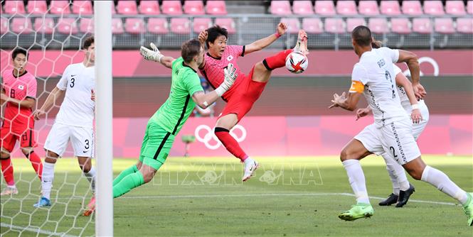 Trong ảnh: Tiền vệ Olympic Hàn Quốc Kwon Chang-hoon (giữa) sút bóng trong trận đấu gặp tuyển Olympic New Zealand ở bảng B môn bóng đá nam Olympic Tokyo 2020, tại Nhật Bản ngày 22/7/2021. Ảnh: YONHAP/TTXVN