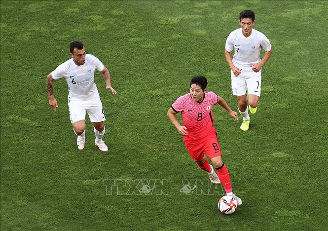 Trong ảnh: Cầu thủ Olympic Hàn Quốc Lee Kang-in (giữa) đi bóng trong trận đấu gặp tuyển Olympic New Zealand ở bảng B môn bóng đá nam Olympic Tokyo 2020, tại Nhật Bản ngày 22/7/2021. Ảnh: YONHAP/TTXVN