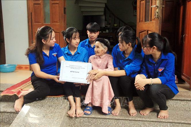 Trong ảnh: Tuổi trẻ thành phố Tuyên Quang thăm, tặng quà Mẹ Việt nam Anh hùng Cao Thị Cơ, phường Tân Quang, thành phố Tuyên Quang nhân kỷ niệm 73 năm Ngày Thương binh – Liệt sỹ. Ảnh: Quang Cường – TTXVN