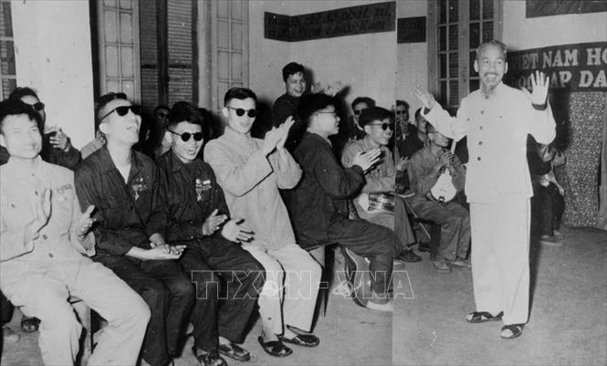 Trong ảnh: Tại buổi đến thăm, nói chuyện thân mật với các thương binh tại trường thương binh hỏng mắt ở Hà Nội, ngày 11/2/1956, Chủ tịch Hồ Chí Minh nói: “Thương binh tàn, nhưng không phế”. Ảnh: Tư liệu TTXVN