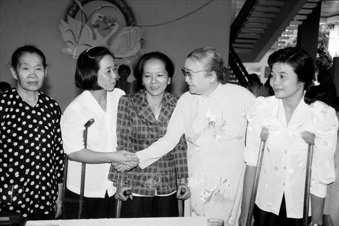 Trong ảnh: Phó Chủ tịch Hội đồng Nhà nước Nguyễn Thị Định (thứ hai, từ phải sang) thăm hỏi các thương binh nặng ở Thành phố Hồ Chí Minh (27/7/1992). Ảnh: Tứ Hải - TTXVN