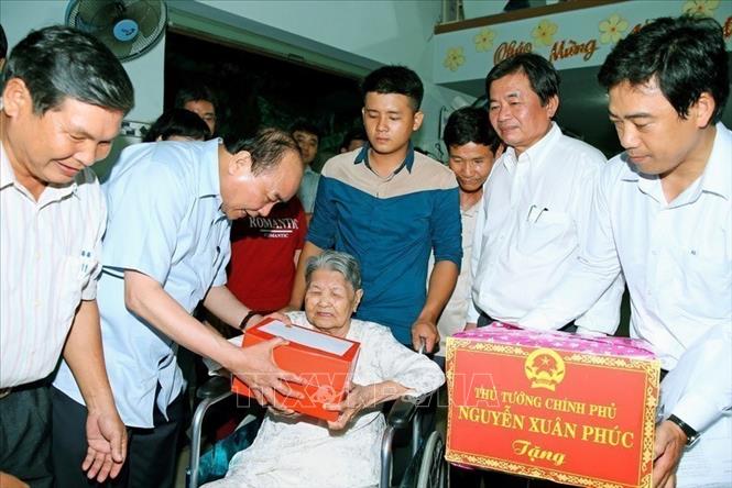 Trong ảnh: Thủ tướng Nguyễn Xuân Phúc thăm, tặng quà Mẹ Việt Nam Anh hùng Nguyễn Thị Dọn ở thành phố Phan Rang-Tháp Chàm, tỉnh Ninh Thuận (2016). Ảnh: Thống Nhất – TTXVN