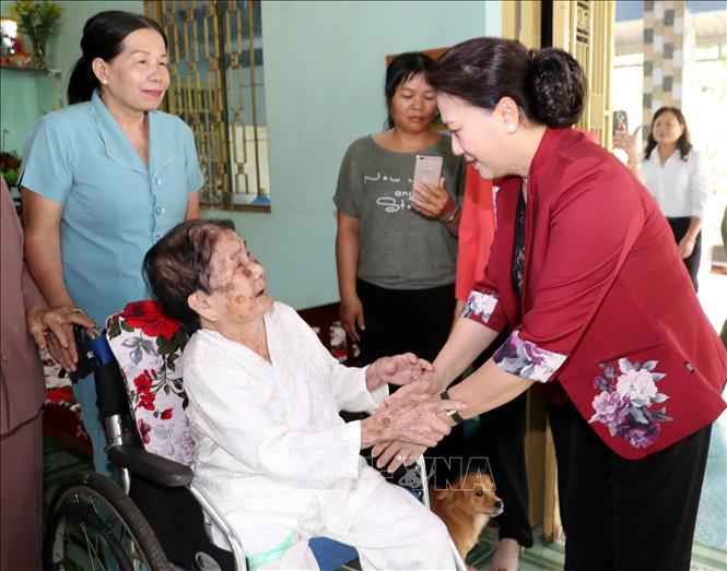 Trong ảnh: Chủ tịch Quốc hội Nguyễn Thị Kim Ngân thăm hỏi, tặng quà bà Trần Thị Tô (mẹ liệt sĩ) ở Ấp Phước An, xã Phước Thạch, huyện Củ Chi (thành phố Hồ Chí Minh) nhân kỷ niệm 72 năm Ngày Thương binh, liệt sĩ. Ảnh: Trọng Đức - TTXVN