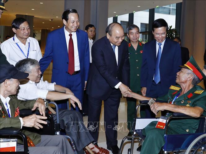 Trong ảnh: Thủ tướng Nguyễn Xuân Phúc và các đại biểu tại buổi gặp mặt tuyên dương thương binh nặng tiêu biểu toàn quốc nhân kỷ niệm 72 năm Ngày Thương binh - liệt sỹ (27/7/1947-27/7/2019) . Ảnh: Thống Nhất – TTXVN