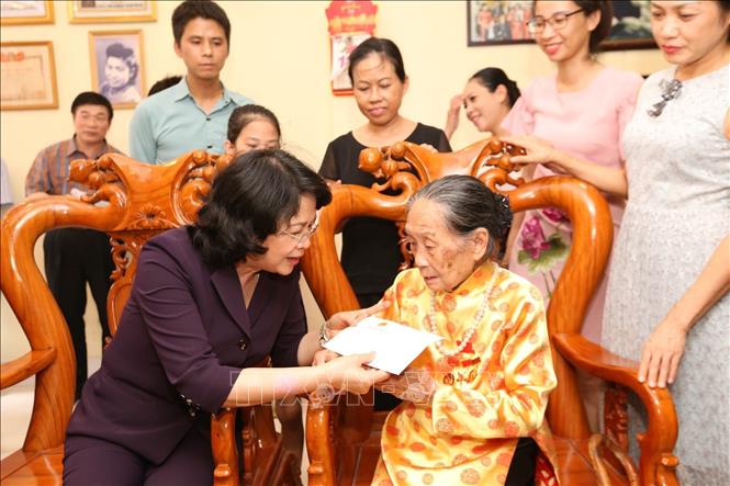 Trong ảnh: Phó Chủ tịch nước Đặng Thị Ngọc Thịnh thăm hỏi, tặng quà Mẹ Việt Nam Anh hùng Trịnh Thị Lịch ở Thành phố Bắc Giang (24/7/2018). Ảnh: Anh Tuấn – TTXVN