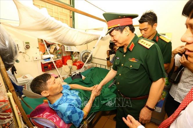 Trong ảnh: Bộ trưởng Bộ Quốc phòng Ngô Xuân Lịch thăm hỏi thương binh đang điều dưỡng tại Trung tâm Điều dưỡng thương binh Thuận Thành (Bắc Ninh) nhân kỷ niệm 70 năm Ngày Thương binh - Liệt sĩ. Ảnh: Anh Tuấn – TTXVN