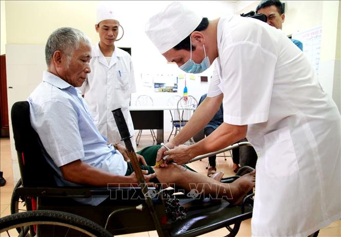Trong ảnh: Chăm sóc y tế cho các thương – bệnh binh nặng đang được chăm sóc, nuôi dưỡng tại Trung tâm Điều dưỡng thương binh Thuận Thành (Bắc Ninh). Ảnh: Anh Tuấn – TTXVN