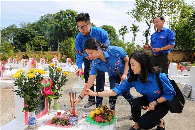 Trong ảnh: Nhân kỷ niệm 72 năm ngày Thương binh - Liệt sỹ, đoàn viên thanh niên của Thông tấn xã Việt Nam viếng mộ Liệt sĩ Phạm Thị Đệ tại Nghĩa trang Liệt sĩ Thanh Oai – Làng Chuông (Hà Nội). Ảnh: Thành Đạt – TTXVN