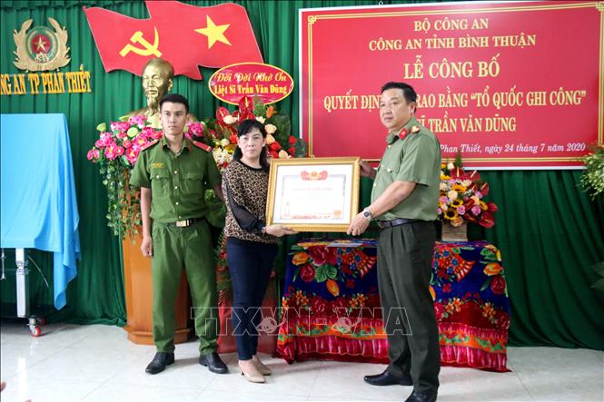 Trong ảnh: Công an tỉnh Bình Thuận tổ chức Lễ công bố Quyết định và trao Bằng “Tổ quốc ghi công” của Thủ tướng Chính phủ đối với liệt sĩ Trần Văn Dũng, Trưởng Công an xã Tiến Lợi, thành phố Phan Thiết (Bình Thuận). Liệt sĩ Trần Văn Dũng hy sinh ngày 25/12/2018 khi đang thi hành nhiệm vụ. Đây là một trong những hoạt động nhằm ghi nhớ công lao của liệt sĩ Trần Văn Dũng trong sự nghiệp gữ gìn trật tự an toàn xa hội. Đồng thời cũng nhằm tri ân, đền ơn đáp nghĩa nhân kỷ niệm 73 năm ngày Thương binh - Liệt sĩ. Ảnh: Nguyễn Thanh - TTXVN