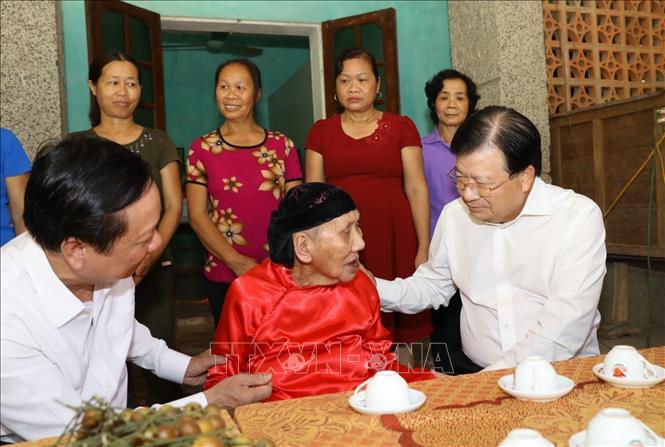 Trong ảnh: Phó Thủ tướng Chính Phủ Trịnh Đình Dũng đến thăm, tặng quà một số gia đình thương binh, liệt sĩ trên địa bàn tỉnh Hòa Bình nhân kỷ niệm 73 năm Ngày Thương binh - Liệt sĩ (27/7/1947 - 27/7/2020). Ảnh: Văn Điệp - TTXVN