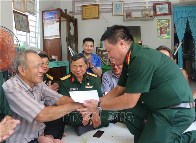Trong ảnh: Chủ tịch Hội Cựu chiến binh Thông tấn xã Việt Nam Nguyễn Đỗ Cường (phải) thăm và tặng quà gia thương binh Trần Thanh Hoàng ở thị trấn Tịnh Biên, huyện Tịnh Biên, tỉnh An Giang (25/7/2020). Ảnh: Công Mạo-TTXVN