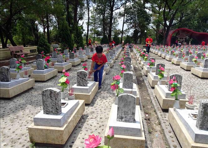 Trong ảnh: Các phần mộ tại Nghĩa trang Liệt sỹ Trường Sơn hàng ngày được người dân đến dâng hoa, thắp hương (26/7/2018). Ảnh: Trần Lê Lâm – TTXVN