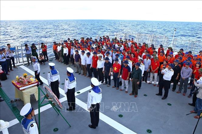 Trong ảnh: Ngày 11/4/2018, trên tàu KN-491 ra thăm huyện đảo Trường Sa (Khánh Hòa), Đoàn công tác số 5 tổ chức Lễ dâng hương, dâng hoa tưởng niệm các anh hùng, liệt sĩ hy sinh tại đảo Gạc Ma trên quần đảo Trường Sa (14/3/1988) để bảo vệ chủ quyền biển, đảo của Tổ quốc. Ảnh: Minh Quyết – TTXVN
