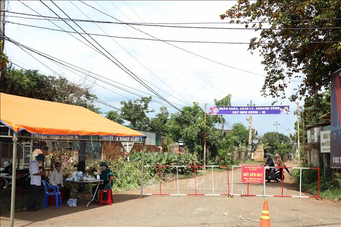 Khu vực phong tỏa theo Chỉ thị 16 tại xã Ea BHốk, huyện Cư Kuin sau khi ghi nhận nhiều ca mắc COVID-19. Ảnh: Tuấn Anh – TTXVN