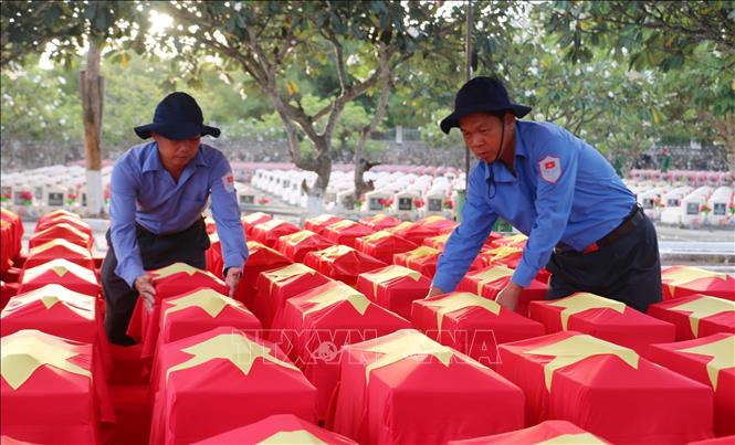 Trong ảnh: Cán bộ chiến sĩ Đội K93-Bộ Chỉ huy Quân sự tỉnh An Giang chuẩn bị di chuyển hài cốt liệt sĩ ra vị trí cải tang tại Nghĩa trang liệt sỹ Dốc Bà Đắc, xã Thới Sơn, huyện Tịnh Biên, tỉnh An Giang (24/7/2019). Ảnh: Công Mạo-TTXVN