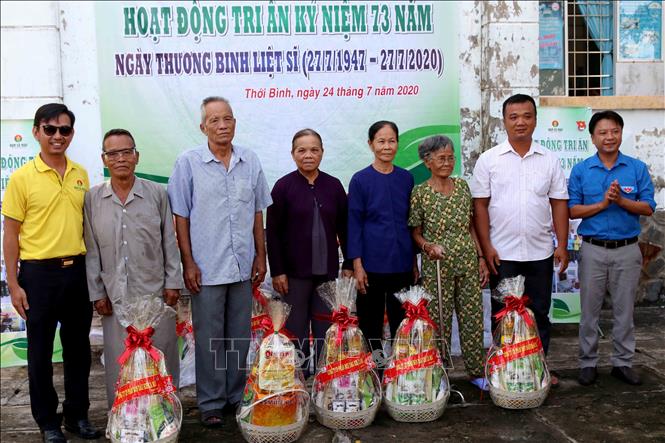 Trong ảnh: Tặng quà cho gia đình chính sách tại xã Hồ Thị Kỷ, huyện Thới Bình, tỉnh Cà Mau nhân kỷ niệm 72 năm Ngày Thươn binh – Liệt sỹ. Ảnh: Kim Há - TTXVN
