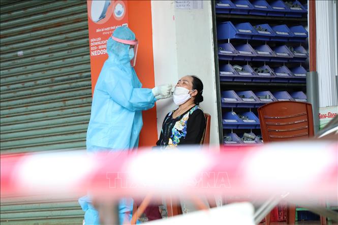 Lấy mẫu xét nghiệm cho người dân tại khu phong tỏa do bệnh nhân mắc COVID-19 tại phường Tân Thành, thành phố Buôn Ma Thuột. Ảnh: Tuấn Anh – TTXVN