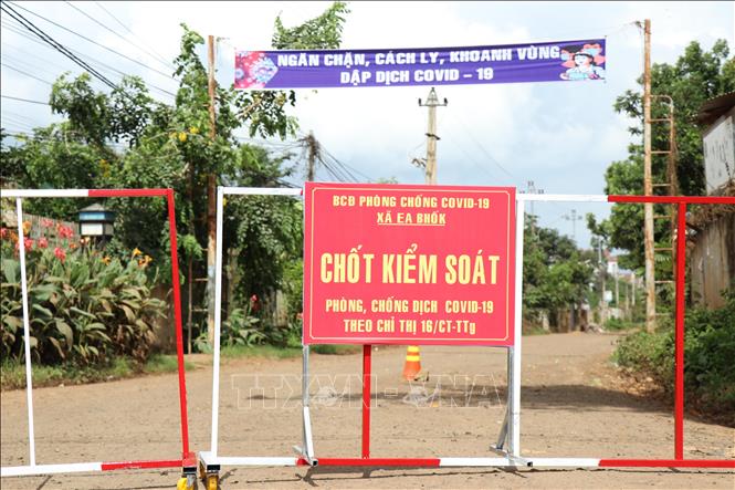 Khu vực phong tỏa theo Chỉ thị 16 tại xã Ea BHốk, huyện Cư Kuin sau khi ghi nhận nhiều ca mắc COVID-19. Ảnh: Tuấn Anh – TTXVN