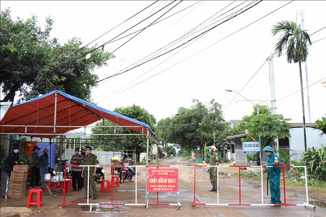 Khu vực phong tỏa theo Chỉ thị 16 tại xã Ea BHốk, huyện Cư Kuin sau khi ghi nhận nhiều ca mắc COVID-19. Ảnh: Tuấn Anh – TTXVN