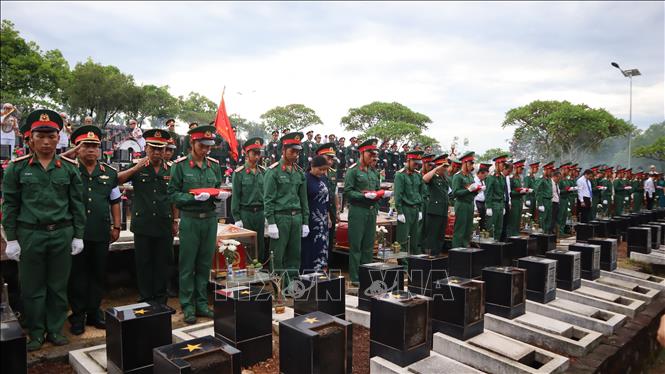 Trong ảnh: Nghi thức lễ truy điệu đưa hài cốt liệt sĩ Quân tình nguyện Việt Nam hy sinh ở nước bạn Campuchia vào an táng tại nghĩa trang liệt sĩ tỉnh Bình Phước (24/7/2019). Ảnh: Dương Chí Tưởng-TTXVN