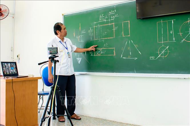 Trong ảnh: Trước diễn biến phức tạp của dịch COVID-19, thành viên Hội Cựu chiến binh trường Đại học Nha Trang - là giảng viên đã linh động ghi hình giảng bài trực tuyến cho sinh viên. Hội Cựu chiến binh Trường Đại học Nha Trang được thành lập từ năm 2008, phương châm hoạt động của Hội là 