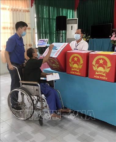 Trong ảnh: Các thương binh đang điều dưỡng tại Trung tâm Điều dưỡng thương binh và người có công Long Đất bầu cử tại Trung tâm - Tổ bầu cử số 19, khu phố Hải Sơn, Thị trấn Long Hải, huyện Long Điền, tỉnh Bà Rịa – Vũng Tàu (23/5/2021). Ảnh: TTXVN phát
