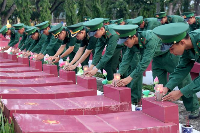Trong ảnh: Chiến sỹ trẻ thắp nến tưởng nhớ anh hùng liệt sỹ đã hy sinh vì Tổ quốc tại Nghĩa trang Liệt sỹ tỉnh Bình Thuận nhân kỷ niệm 73 năm Ngày Thương bình - Liệt sỹ. Ảnh: Nguyễn Thanh - TTXVN