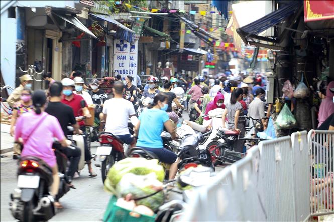 Trong ảnh: Chợ dân sinh khu vực Vĩnh Hồ vẫn tấp nập người mua bán sáng ngày đầu thực hiện Chỉ thị 16. Ảnh: Tuấn Đức - TTXVN