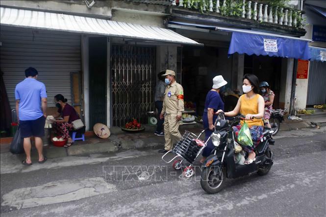 Trong ảnh: Lực lượng chức năng thường xuyên nhắc nhở việc tụ tập đông người. Ảnh: Tuấn Đức - TTXVN