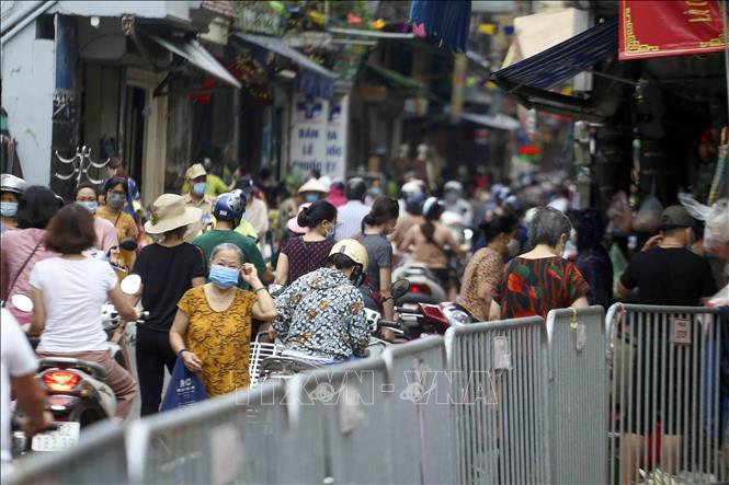 Trong ảnh: Chợ dân sinh khu vực Vĩnh Hồ sáng ngày đầu thực hiện Chỉ thị 16. Ảnh: Tuấn Đức - TTXVN