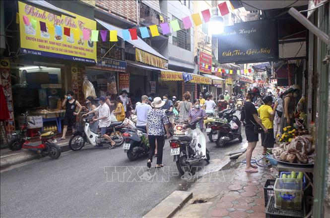 Trong ảnh: Chợ dân sinh khu vực Vĩnh Hồ vẫn nhộn nhịp người mua bán sáng ngày đầu thực hiện Chỉ thị 16. Ảnh: Tuấn Đức - TTXVN