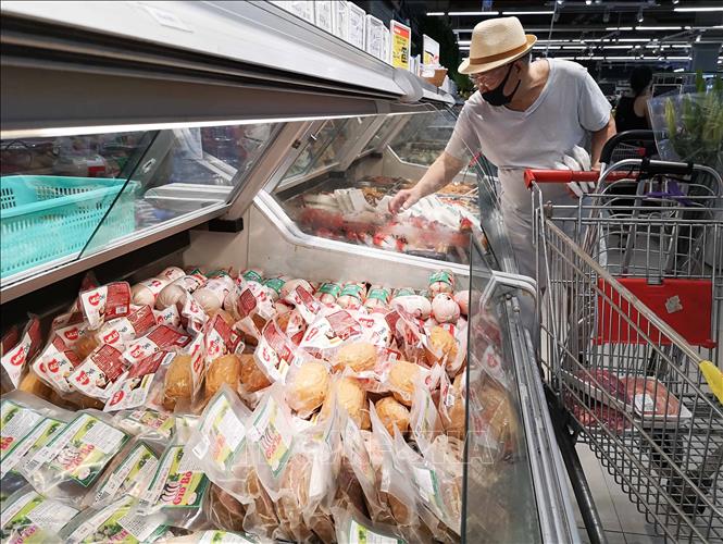 Trong ảnh: Người dân mua sắm tại siêu thị VinMart - Times City trong sáng 24/7. Ảnh: Thanh Tùng - TTXVN