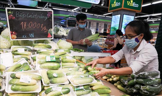 Trong ảnh: Người dân cần yên tâm về nguồn hàng hóa tại các siêu thị và nên chia khung thời gian khác nhau trong ngày để đi mua sắm, tránh tập trung đông người. Ảnh: Thanh Tùng - TTXVN
