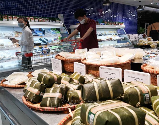 Trong ảnh: Siêu thị VinMart - Times City đảm bảo nguồn hàng để người dân mua sắm. Ảnh: Thanh Tùng - TTXVN 