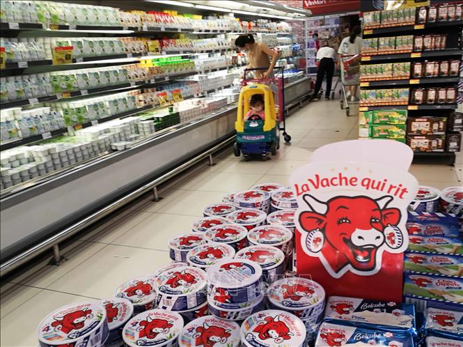 Trong ảnh: Siêu thị VinMart - Times City đảm bảo nguồn hàng để người dân mua sắm. Ảnh: Thanh Tùng - TTXVN 