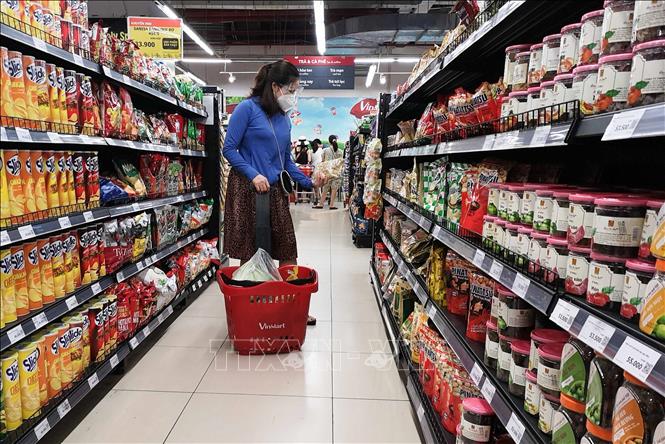 Trong ảnh: Người dân cần yên tâm về nguồn hàng hóa tại các siêu thị và nên chia khung thời gian khác nhau trong ngày để đi mua sắm, tránh tập trung đông người. Ảnh: Thanh Tùng - TTXVN