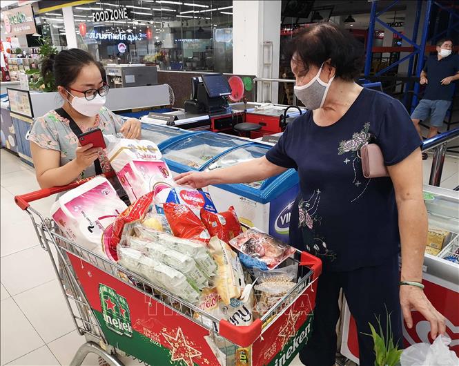 Trong ảnh: Nhiều người do tâm lý không tốt đã mua nhiều đồ tại siêu thị VinMart - Times City trong sáng 24/7 để tích trữ. Ảnh: Thanh Tùng - TTXVN 