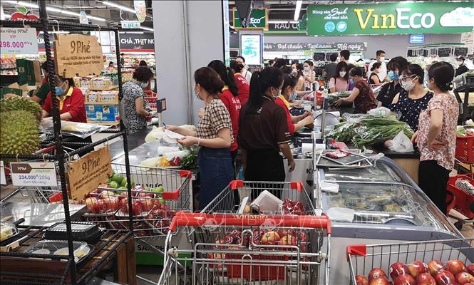 Trong ảnh: Siêu thị VinMart - Times City đảm bảo nguồn hàng để người dân mua sắm. Ảnh: Thanh Tùng - TTXVN 