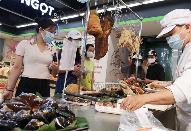 Trong ảnh: Người dân mua sắm tại siêu thị VinMart - Times City trong sáng 24/7. Ảnh: Thanh Tùng - TTXVN