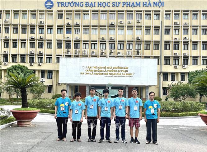 Trong ảnh: Học sinh Việt Nam tham dự Olympic Vật lí Quốc tế 2021 (IPhO 2021) đã mang về thành tích xuất sắc, khi 5/5 học sinh tham gia có huy chương với 3 Huy chương Vàng, 2 Huy chương Bạc. Ảnh: TTXVN phát