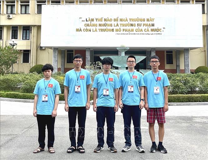 Trong ảnh: Học sinh Việt Nam tham dự Olympic Vật lí Quốc tế 2021 (IPhO 2021) đã mang về thành tích xuất sắc, khi 5/5 học sinh tham gia có huy chương. Ảnh: TTXVN phát