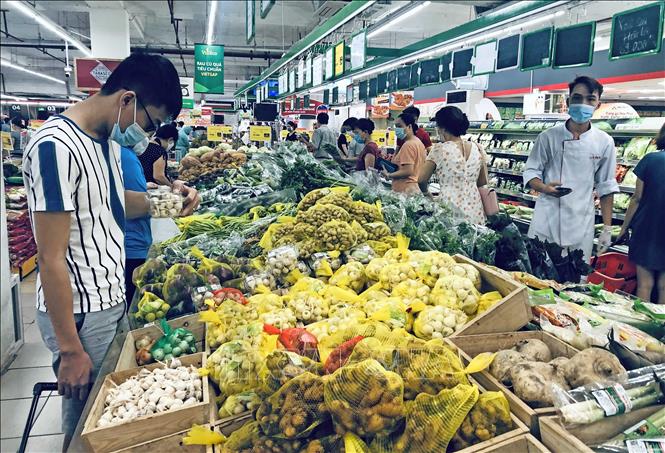 Trong ảnh: Người dân mua sắm tại siêu thị Vinmart trên phố Võ Thị Sáu, quận Hai Bà Trưng, Hà Nội. Ảnh: Trần Việt - TTXVN