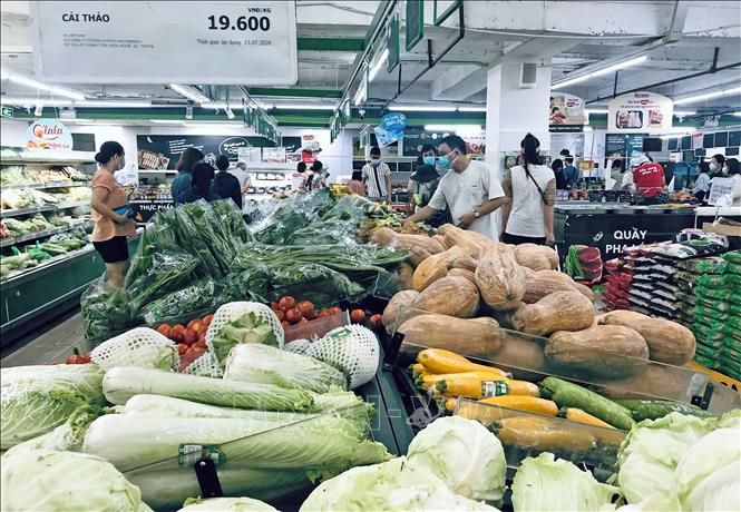 Trong ảnh: Người dân mua sắm tại siêu thị Vinmart trên phố Võ Thị Sáu, quận Hai Bà Trưng, Hà Nội. Ảnh: Trần Việt - TTXVN