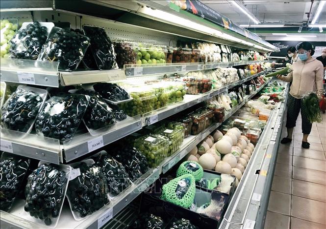 Trong ảnh: Người dân mua sắm tại siêu thị Vinmart trên phố Võ Thị Sáu, quận Hai Bà Trưng, Hà Nội. Ảnh: Trần Việt - TTXVN