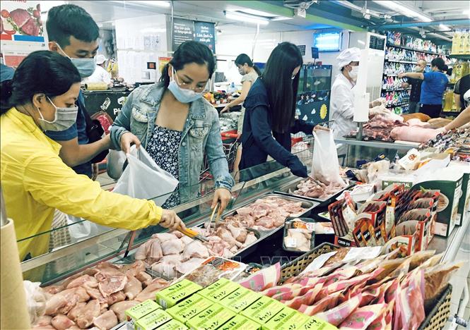Trong ảnh: Người dân mua sắm tại siêu thị Vinmart trên phố Võ Thị Sáu, quận Hai Bà Trưng, Hà Nội. Ảnh: Trần Việt - TTXVN