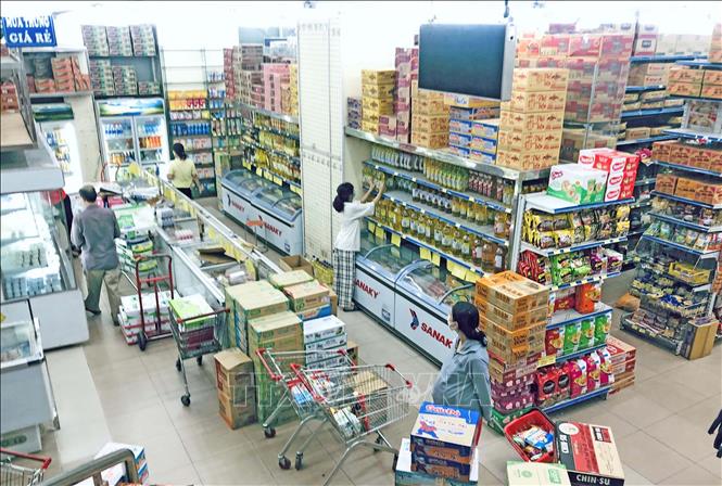 Trong ảnh: Siêu thị Thành Đô trên phố Lạc Trung, Hà Nội lượng hàng hóa nhiều người dân mua sắm ít. Ảnh: Trần Việt - TTXVN