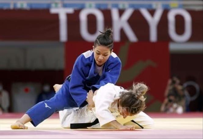 Trong ảnh: VĐV Funa Tonaki của nước chủ nhà Nhật Bản (trên) thi đấu với Distria Krasniqi của Kosovo ở nội dung judo nữ hạng cân 48kg tại Olympic Tokyo 2020, ngày 24/7/2021. Ảnh: Kyodo/TTXVN